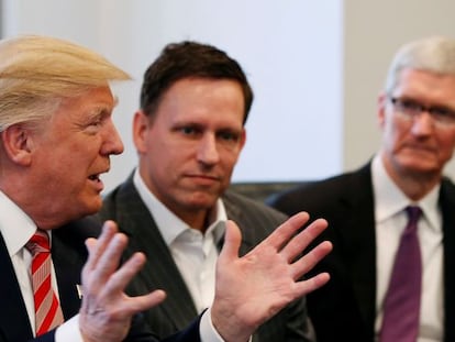 Donald Trump habla con el cofundador de Paypal, Peter Thiel, y el consejero delegado de Apple, Tim Cook. 