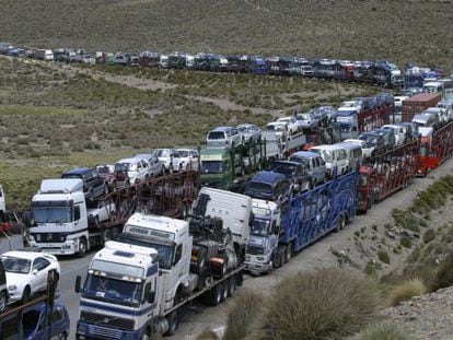 Comerciantes bolivianos protestan por la prohibición de importar coches usados.