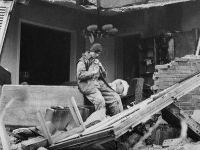 Un soldado brit&aacute;nico rescata un cachorro alem&aacute;n en las ruinas de Geilenkirchen en noviembre de 1944