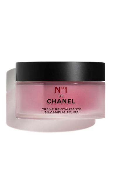 Este año Chanel ha revolucionado el segmento con el lanzamiento de su línea global Nº1, una apuesta por la sostenibilidad y por las propiedades de la camelia roja. Su crema facial revitalizante se usa en la mañana y en la noche para conseguir una piel fresca.
