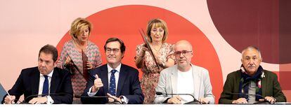 Los presidentes de CEPYME, Gerardo Cuerva, y CEOE, Antonio Garamendi, junto a los líderes de CC OO, Unai Sordo, y UGT, Pepe Álvarez, este miércoles en el Círculo de Bellas Artes de Madrid.