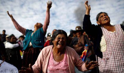 Partidarios de Evo Morales lloran la muerte de un miembro de la comunidad supuestamente a manos de las fuerzas de seguridad en Sacaba, cerca de Cochabamba, Bolivia, 17 de noviembre de 2019.