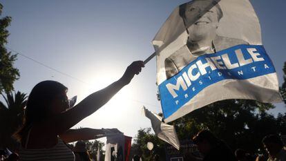 Una seguidora de Bachelet durante el cierre de campa&ntilde;a.