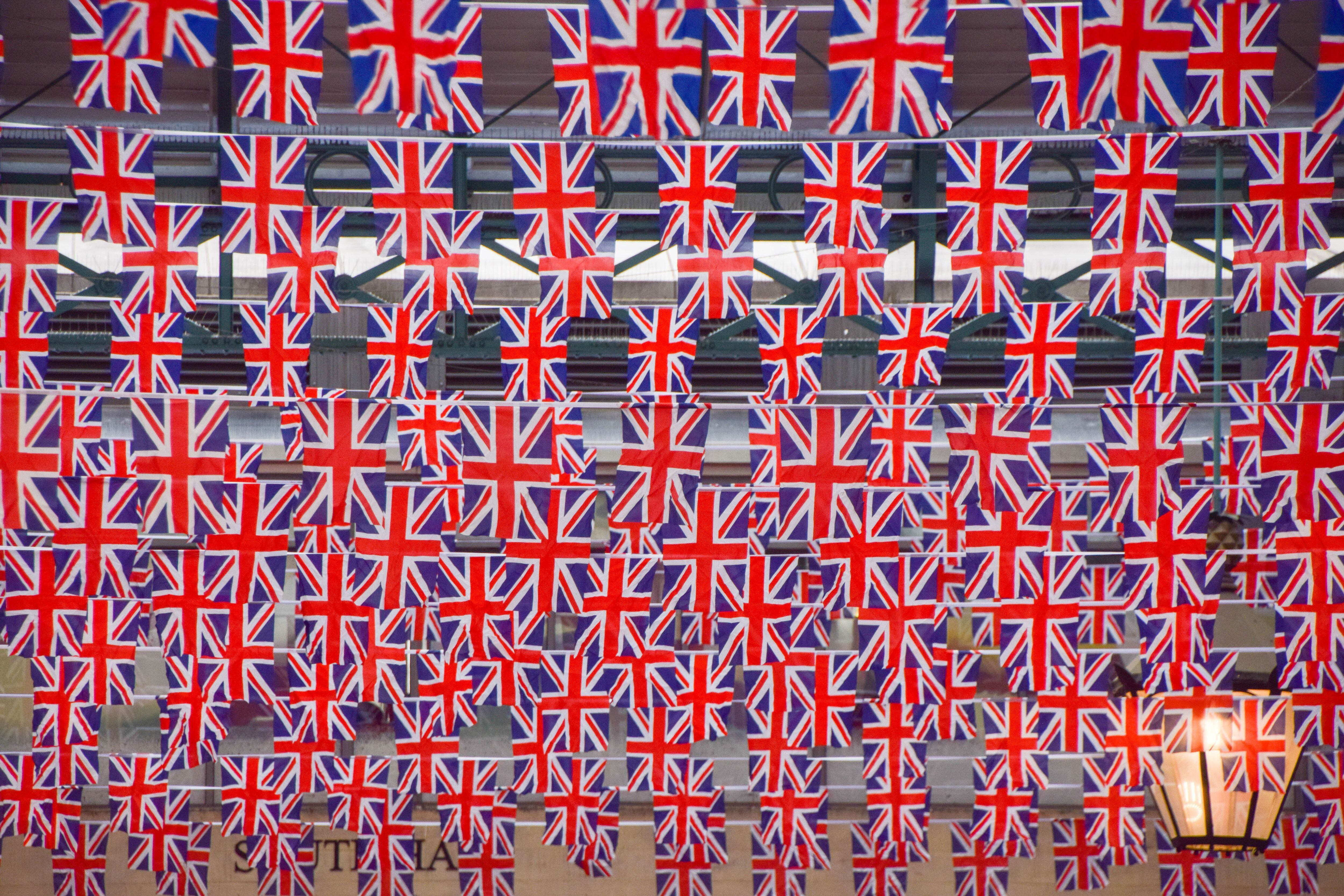 Centenares de banderas decoran Covent Garden en las preparaciones para la coronación de Carlos III.