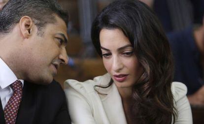 El periodista Mohammed Fahmy, junto a su abogada Amal Clooney.