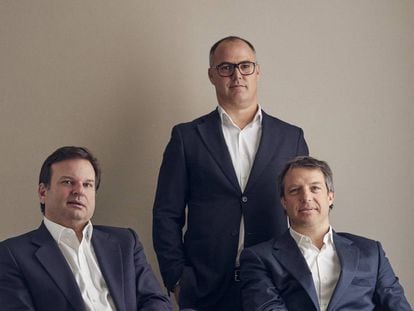 De pie, Luis Jiménez-Asenjo (socio de Mercantil); sentado a la izquierda, Jacobo Baltar (nuevo socio); y a la derecha, Juan Carlos Giménez-Salinas (socio director de Giménez-Salinas)