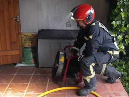 Un bombero interviene en la extinción del incendio.