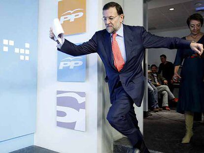 El líder del PP, Mariano Rajoy, tropieza justo antes de dirigirse a los medios de comunicación, en la sede del PP en Madrid.
