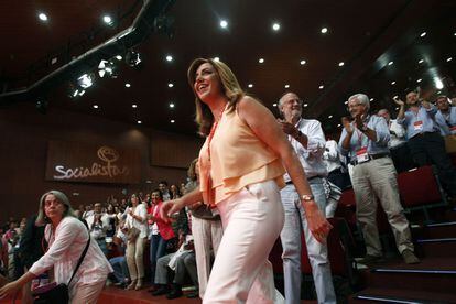 Susana Díez aplaudida por los militantes del partido asistentes al congreso.