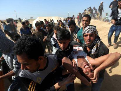 El palestino Tahreer Abu Sabala, de 17 años, es disparado por el Ejército israelí durante las protestas de la Marcha del Retorno.