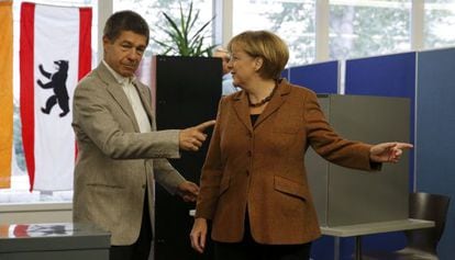 Angela Merkel, con su marido en las &uacute;ltima elecciones.