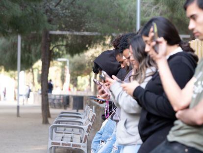 Jóvenes con su móvil en una plaza pública de Gran Canaria.