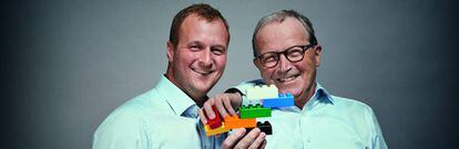 La tercera y cuarta generaci&oacute;n del grupo Lego: Kjeld Kirk Kristiansen (derecha), y su hijo Thomas.