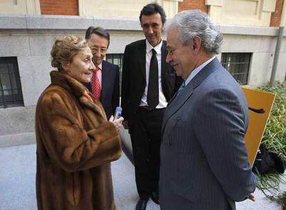 Isabel Moreno, madre de Isabel Polanco, charla con Emiliano Martínez, Juan González y Gonzalo Celorio.