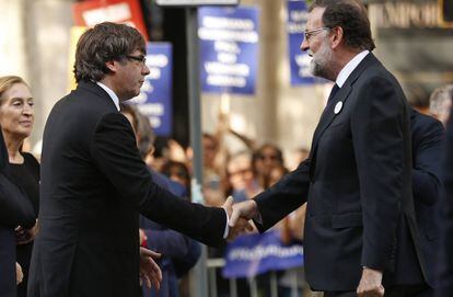 Puigdemont i Rajoy se saluden en la marxa contra el terrorisme.
