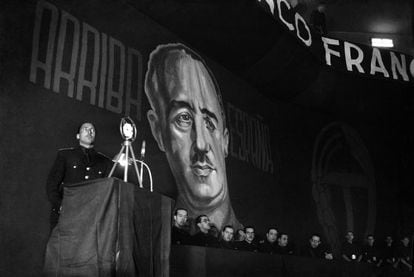 Fotografía de Josep Brangulí de un acto franquista en Barcelona en 1940.