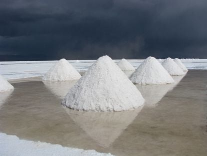 Montones de sal en el salar de Uyuni. De esta sal extraerán el litio las empresas que sean seleccionadas en el proceso diseñado por el gobierno boliviano.