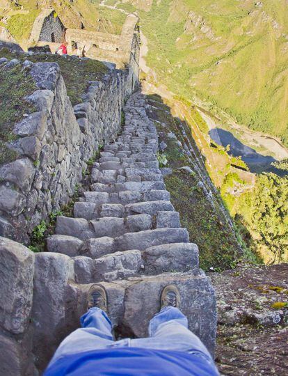 Los ancestrales escalones de piedra que serpentean por las laderas del Huayna Picchu –puntiaguda cima de 2.700 metros que aparece, de fondo, en casi todas las postales de Machu Picchu– son exclusivamente para 400 osados cada día: es el número de permisos diarios que se conceden para subir a la cumbre.