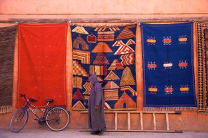 Puesto de venta de alfombras en Marraquech (Marruecos).