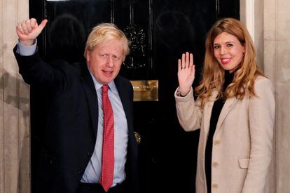 Boris Johnson y Carrie Symonds, a su llegada al número 10 de Downing Street, el 13 de diciembre de 2019.
