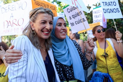 La ministra de Trabajo, Yolanda Díaz (a la izquierda), asiste a la concentración convocada este jueves en Madrid por los colectivos de trabajadoras del hogar y cuidados y el movimiento feminista frente al Congreso de los Diputados.