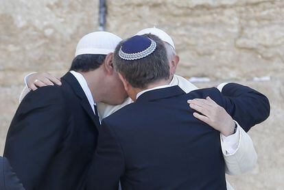 El Papa abraza al rabino Abraham Skorka (d) y el líder musulman argentino, Omar Abboud (i) en la visita al Muro de las Lamentaciones en Jerusalén.