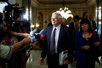 El titular de Asuntos Exteriores, Josep Borrell, atiende a los medios antes de un acto el pasado martes.