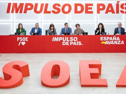 Pedro Sánchez, con varios miembros de su ejecutiva federal, reunidos el lunes en Madrid, en una imagen del partido.