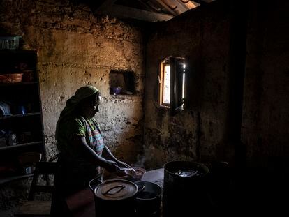 Una mujer prepara un palto de salsa en la cocina de su casa en Comitancillo (Guatemala).