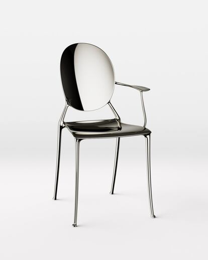 El salón del Mobile 2022 ha sido el motivo por el que Dior ha invitado a Philippe Starck a reinterpretar la silla Medallion, símbolo del estilo Luis XVI. El artista ha llamado a su creación Miss Dior, en homenaje a un cierto tipo de feminidad, impregnada de una elegancia audaz. Ha refinado el extremo de la estructura, buscando la pureza absoluta de su silueta, acentuada aún más por la ligereza del aluminio. Existen tres versiones de la silla, que se pueden comprar en la web de la marca y en una selección de sus boutiques. Precio: consultar. www.dior.com. 