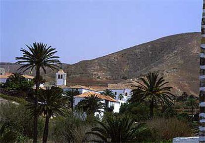 La arquitectura tradicional de Fuerteventura se caracteriza por el blanco de las paredes de mampostería y la teja árabe.