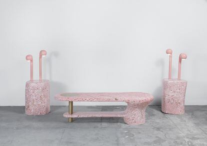 La artista Carly Jo Morgan lo mismo diseña el escenario de Rihanna en los Grammy que idea los muebles del selecto club de mujeres The Wing. Es una de las mentes más aventajadas en este arte arte de repensar el terrazo y prueba de ello es una interesante serie de objetos –sillas, mesas, y hasta lámparas– dedicada al material.