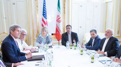 Las grandes potencias mundiales e Irán retomaron ayer en Viena la negociación para cerrar el pacto sobre el programa nuclear iraní. El secretario de Estado de EE UU, John Kerry, y el ministro iraní de Exteriores, Mohamed Yavad Zarif (frente a frente en la imagen), coincidieron en que queda mucho trabajo por delante para llegar a un acuerdo antes de la fecha límite del 30 de junio.