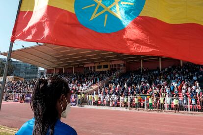Donantes de sangre para la campaña militar que lleva a cabo el Ejército etíope en Tigray cantan este miércoles el himno nacional en un estadio en Addis Abeba.