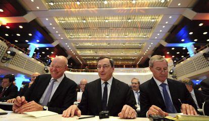 Draghi, centro, junto al presidente de Commerzbank, Martin Blessing (izquierda), y el copresidente de Deutsche Bank, J&uuml;rgen Fitschen.