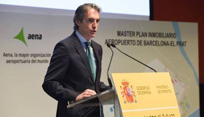 El ministro de Fomento, Íñigo de la Serna, durante la presentación este miércoles del Master Plan Inmobiliario del Aeropuerto de El Prat.