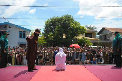 Una mujer es fustigada ante una multitud en Banda Aceh por vulnerar la ley islámica.