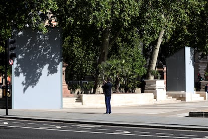 Las estatuas londinenses de Nelson Mandela (izquierda) y Gandhi fueron tapadas el año pasado para evitar ataques como reacción a las protestas del movimiento Black Lives Matter.