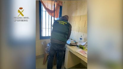 Un guardia civil registra la celda de uno de los reclusos acusados de radicalizar a otros internos en una imagen facilitada por la Guardia Civil.