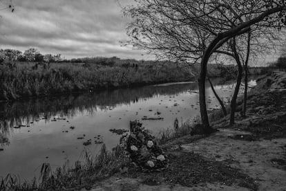 El sitio donde fueron encontrados los cuerpos de Óscar Martínez y su pequeña hija Valeria, que murieron ahogados al intentar cruzar nadando el río. Esta imagen es una de las tristes referencias de la travesía migrante.