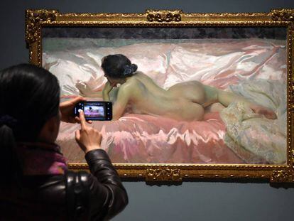 Una visitante ante 'Desnudo de mujer', en la inauguración en marzo de la exposición dedicada a Sorolla en la National Gallery.