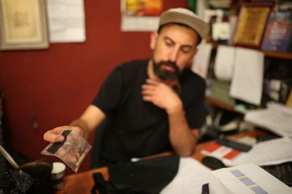 Ahmed Tobasi, actor y director artístico, muestra el casquillo de una bala encontrada pocos meses antes en el 'Freedom Theatre'.