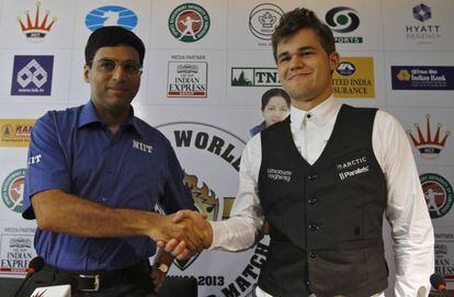 Viswanathan Anand y Magnus Carlsen se saludan tras una rueda de prensa el jueves.