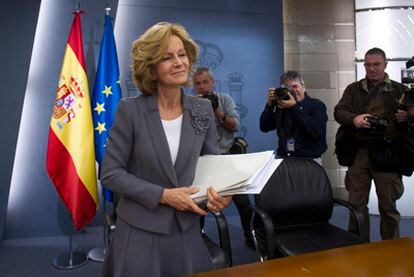 La vicepresidenta, Elena Salgado, antes de tomar asiento para participar en la rueda de prensa posterior al Consejo de Ministros.