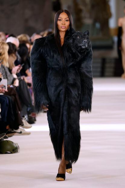 Naomi Campbell desfila para Schiaparelli en la semana de la moda de París, el 23 de enero de 2023.