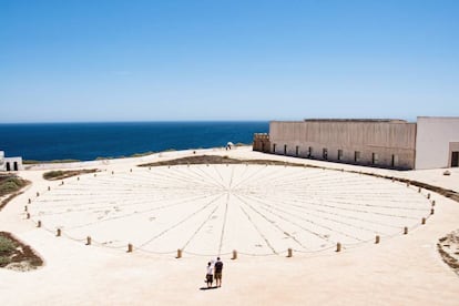 Españoles, alemanes, italianos y, por supuesto, portugueses llegaron a Sagres buscando cumplir un sueño en tierras distantes. El lugar donde nació la carabela y se perfeccionaron las cartas náuticas, y donde Cristóbal Colón o Vasco de Gama anduvieron por su playa mientras se formaban para romper los límites del Viejo Mundo. De sus hazañas queda el aura que se respira en la fortaleza de Sagres. Una enigmática y gigantesca rosa de los vientos (en la foto) recuerda, en el exterior del baluarte, el afán aventurero de los portugueses. Destruida por el terrible terremoto de Lisboa de 1755 y reconstruida posteriormente, la fortaleza hoy alberga un interesante museo y una sala de exposiciones que sirven de antesala a su histórica ermita. Aquí comienza nuestro viaje, en el último pueblo al suroeste de Portugal.