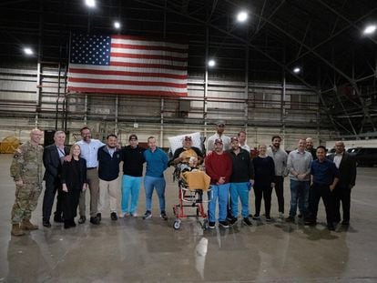 Los estadounidenses liberados por Venezuela en la base militar de San Antonio, este 20 de diciembre en Texas.