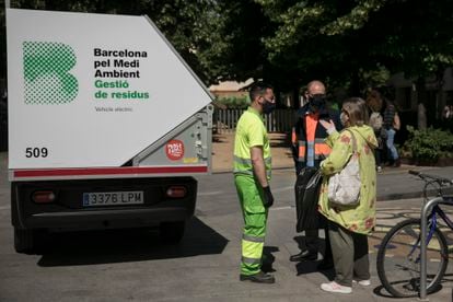 Un vehículo de recogida de residuos domésticos en el barrio de Sant Andreu de Barcelona, en mayo pasado.