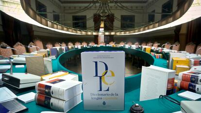 Ejemplares de la 23 edición del Diccionario de la lengua española en el salón de plenos de la Real Academia Española.