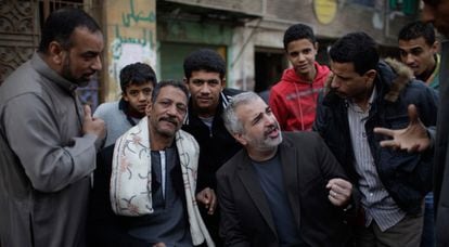 Anthony Shadid (en el centro) entrevista a un grupo de egipcios en El Cairo. 